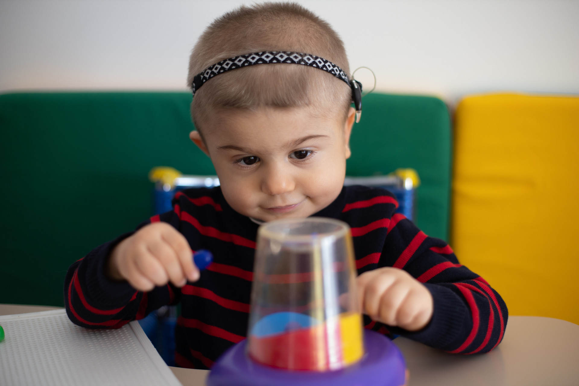Berkay, bambino con la sindrome di Charge, seguito dalla Lega del Filo d'Oro, si trova nell'aula del Centro Nazionale seduto a giocare