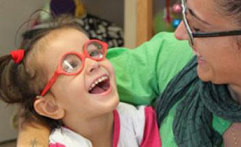 Utente bambina della Lega del Filo d'Oro con la sua operatrice