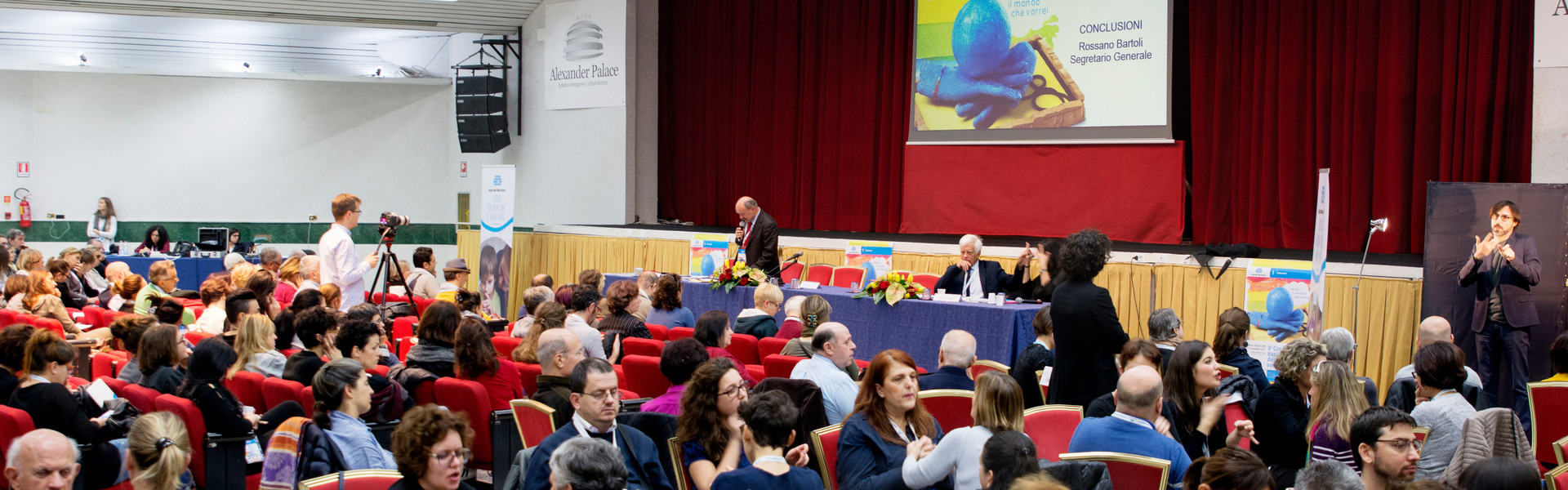 Conferenza nazionale delle persone sordocieche anno 2018. vista della platea. tante persone sordocieche e interpreti comunicano tra loro in LIS, LIS tattile e Malossi