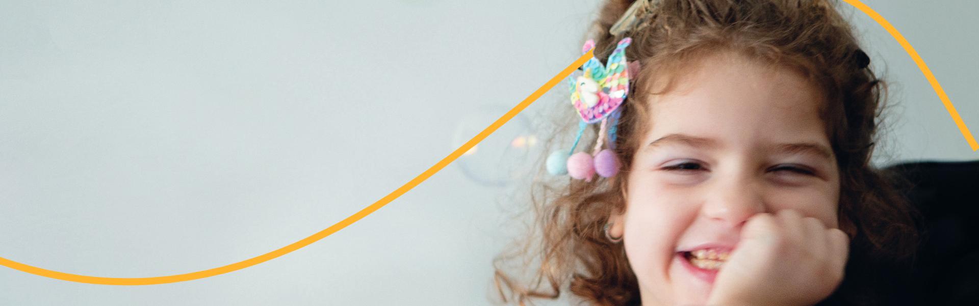  Melissa, una bambina utente della Lega del Filo d'Oro, che sorride in primo piano