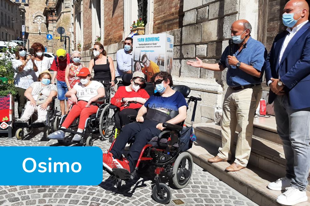 Yarn Bombing - Osimo - evento installazione manfatti con la partecipazione del sindaco, degli utenti e del Presidente Bartoli