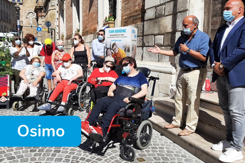 Yarn Bombing - Osimo - evento installazione manfatti con la partecipazione del sindaco, degli utenti e del Presidente Bartoli