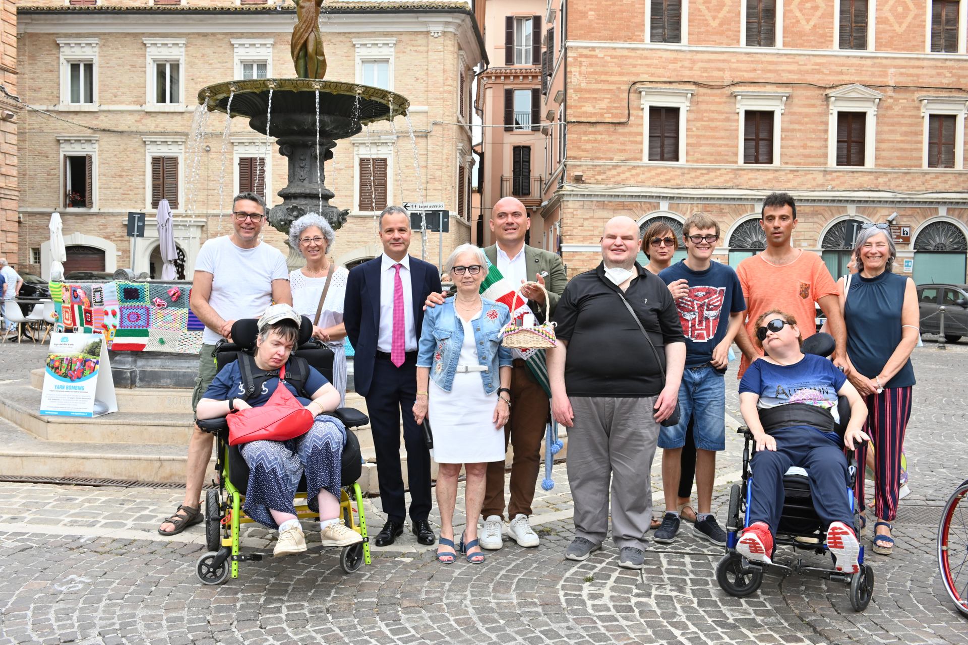 La dottoressa Patrizia Ceccarani e il Presidente del comitato persone sordocieche Francesco Mercurio sono ad Osimo per lo Yarn Bombing 2022