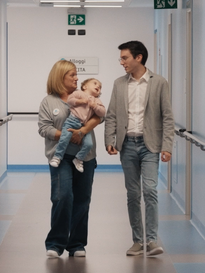 Un educatrice con la bambina Benedetta e Luca, un nostro sostenitore, che camminano nei corridoi del Centro Nazionale di Osimo