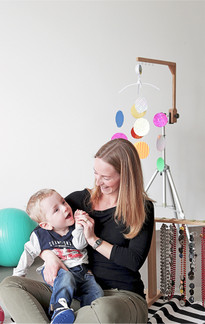 Un bambino utente della Lega del Filo d'Oro è ritratto insieme alla sua educatrice. 
