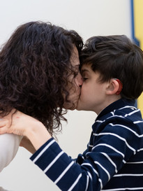 Agostino bacia la mamma