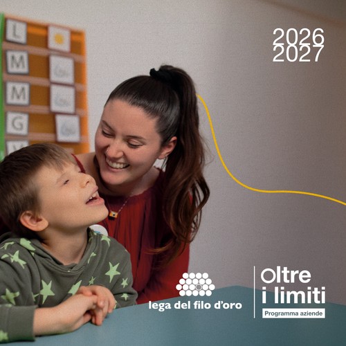 Foto del piccolo Matteo, bambino con pluridisabilità psicosensoriale, con la sua educatrice che lo guarda sorridendo. Sono presenti il logo della Lega del Filo d'Oro e quello del programma "Aziende Oltre i Limiti" 13