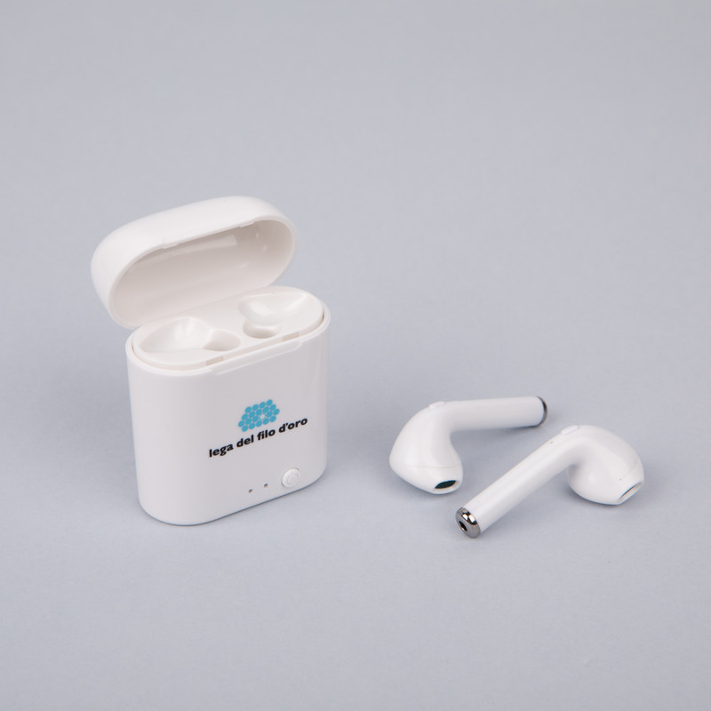 Auricolari Wireless bianchi nella loro custodia di ricarica e scatola in cartoncino. Regali solidali della Lega del Filo d'Oro.
