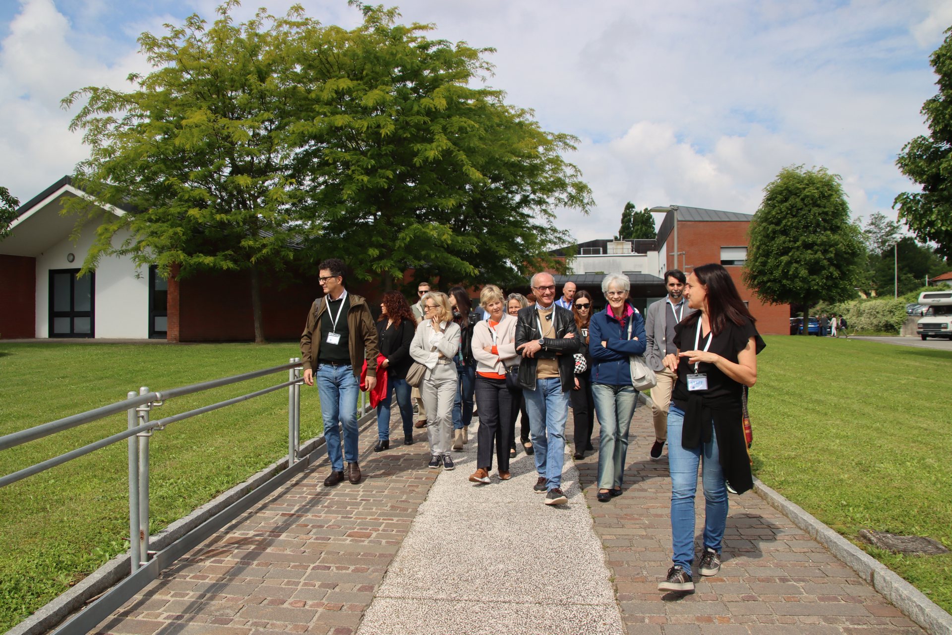 Le sedi presenti sul Territorio Nazionale della Lega del Filo d'Oro hanno aperto le loro porte in occasione della Giornata del Sostenitore: i sostenitori hanno potuto visitare i centri. Un evento per ringraziarli per l’affetto e il supporto importante che dimostrano nei confronti di chi non vede e non sente. Gruppo do sostenitori passeggiano nelle aree verdi della sede. 