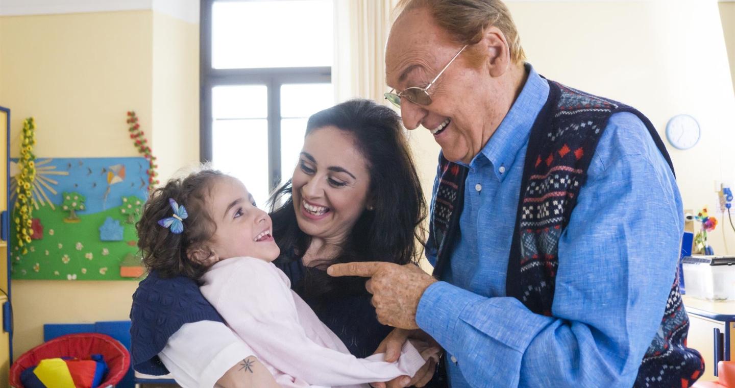 Arbore con una bambina utente della Lega del Filo d'Oro