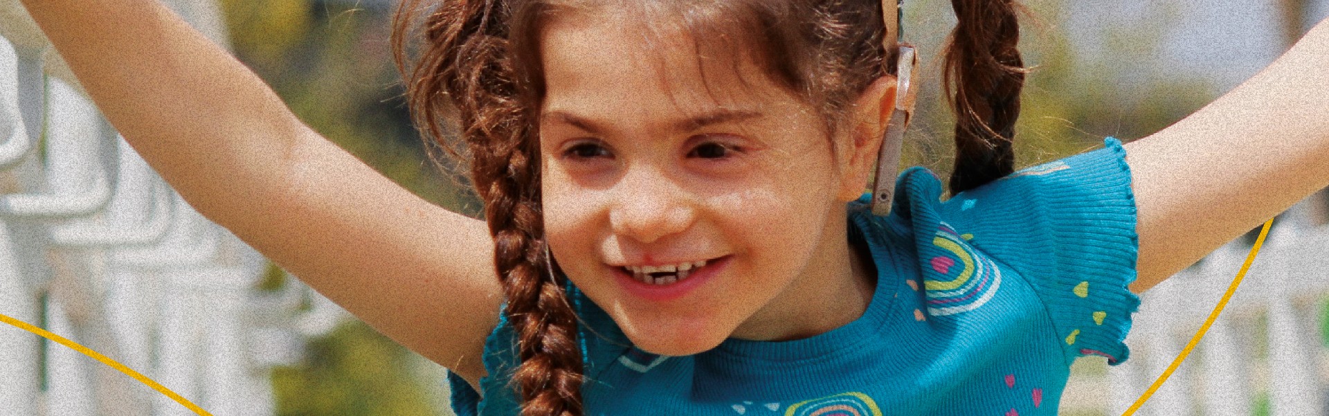 Melissa, bambina della Lega del Filo d’Oro, sorride in primo piano