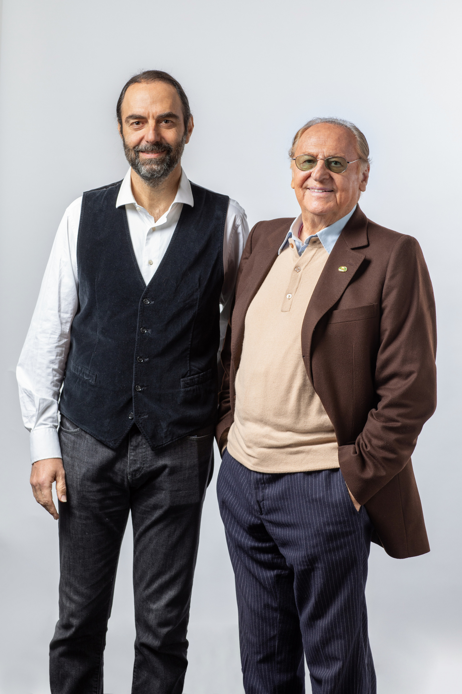 I nostri testimonial Neri Marcorè e Renzo Arbore sono uno di fianco all'altro e guardano sorridenti in camera. 