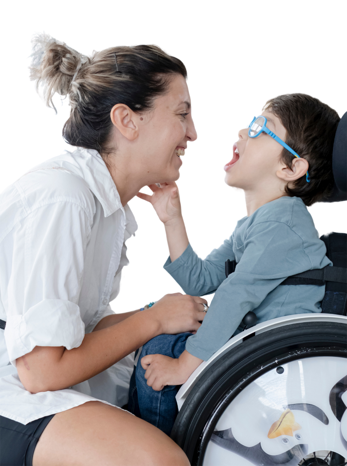 Mamma Paola e il piccolo Nicola, sorridono insieme. Nicola è seduto sulla sua sedie a rotelle con dei bellissimi Pinguini disegnati sulle ruote.