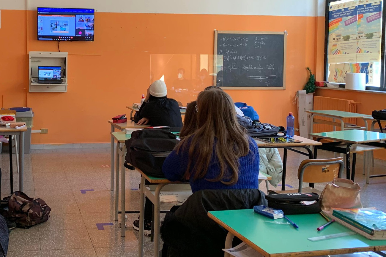 Una classe dell'istituto Monsignor A. Bello durante l'incontro con una psicologa ed una educatrice del Centro di Molfetta