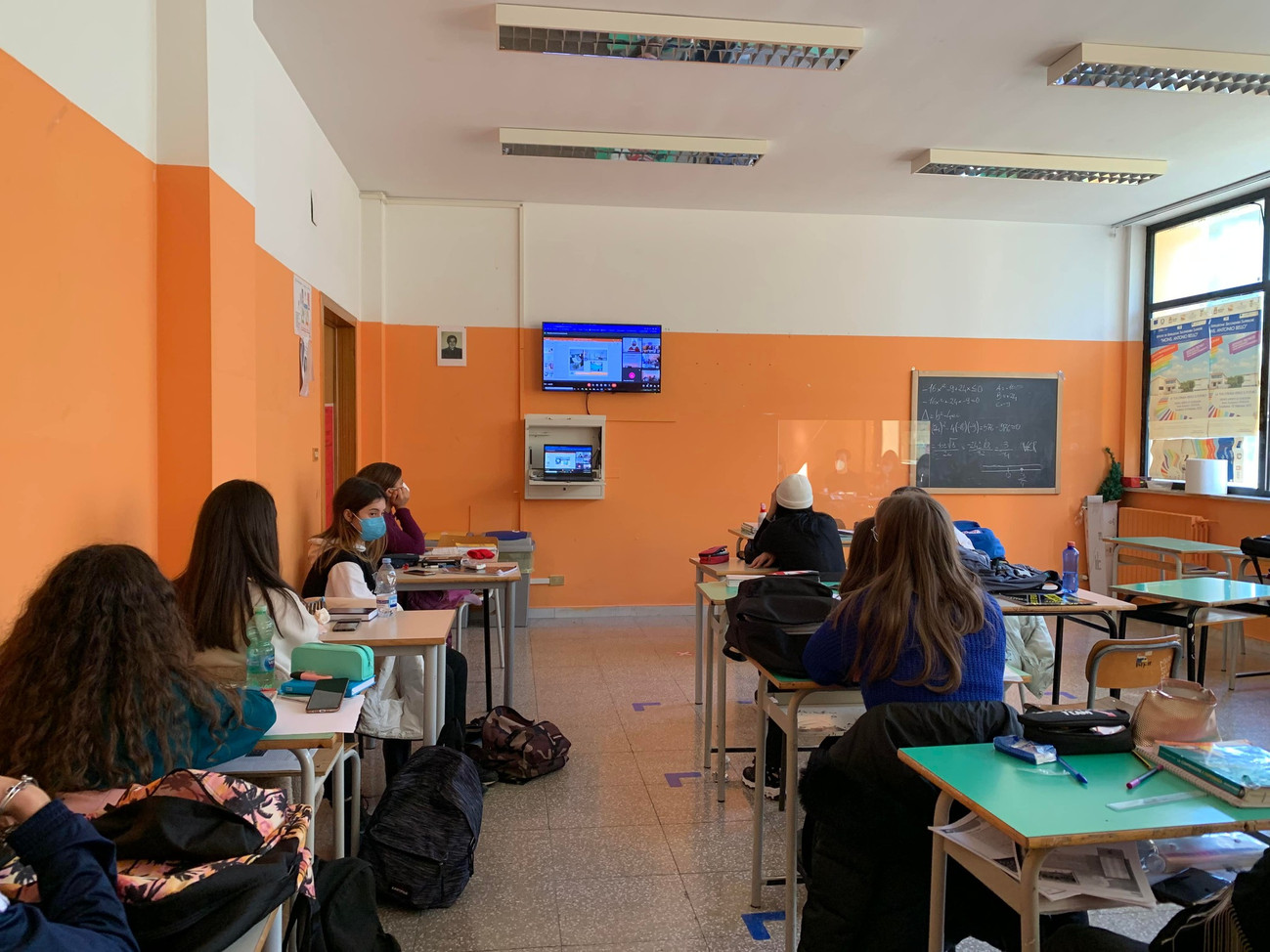 Una classe dell'istituto Monsignor A. Bello durante l'incontro con una psicologa ed una educatrice del Centro di Molfetta 