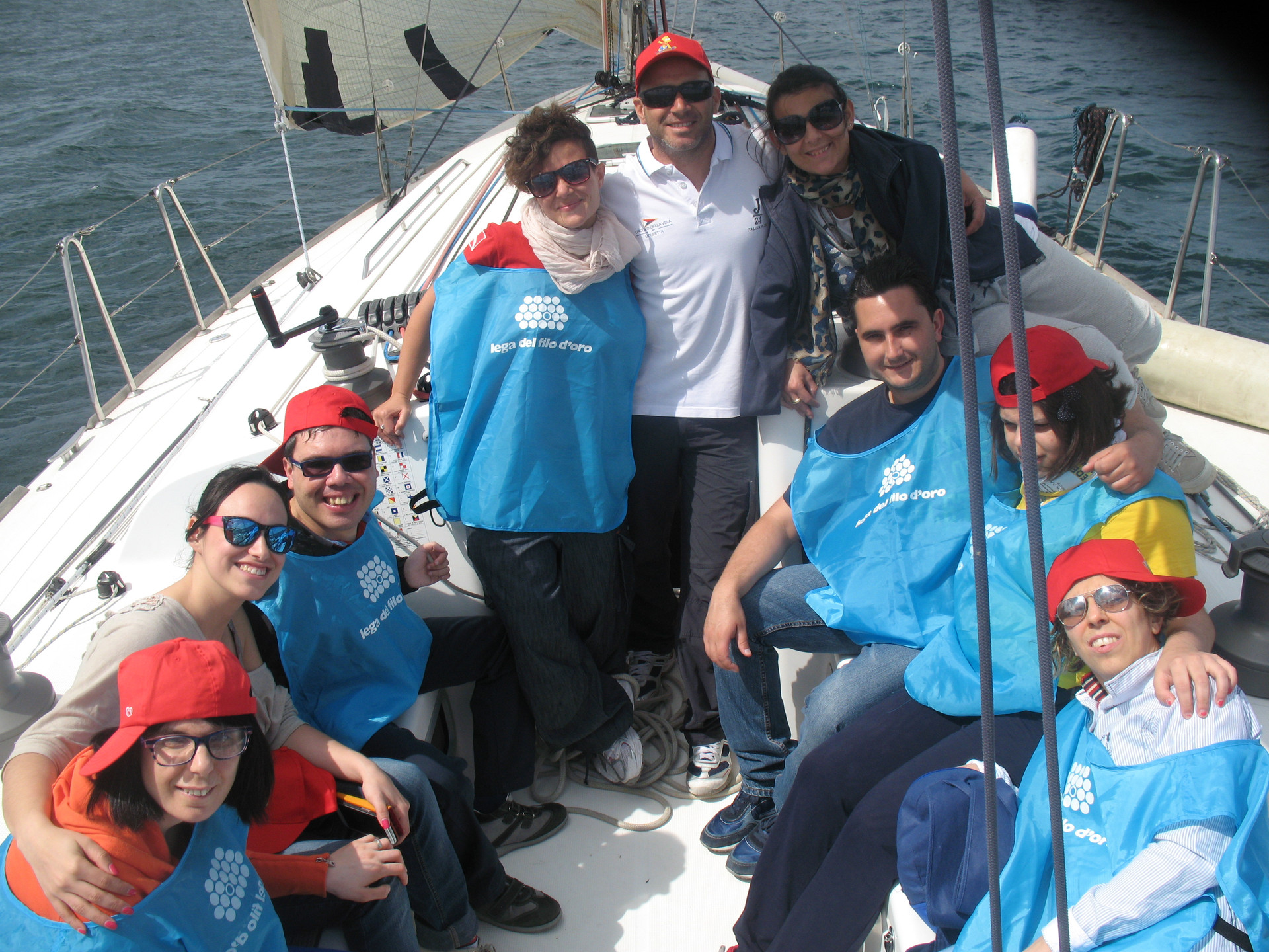 Uscita di gruppo in barca a vela per gli utenti della Lega del Filo d'Oro: una delle iniziative di svago rese possibili dai volontari