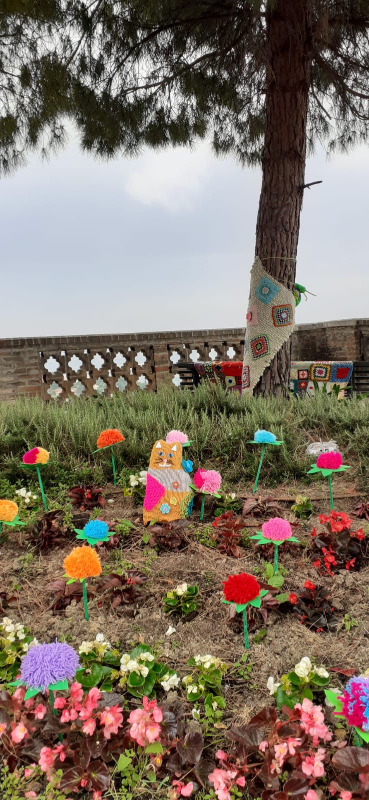 La Lega del Filo d’Oro ha aderito e promosso lo Yarn Bombing. A Osimo, un’aiuola è decorata con creazioni in maglia: il tronco di un albero è avvolto da una coperta colorata, mentre tra l’erba spuntano gattini e fiori lavorati a maglia. 