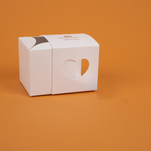 Bomboniera composta da due scatoline in cartoncino pregiato inserite l'una nell'altra. Quella esterna è bianca, quella interna, visibile da un'apertura a forma di cuore, è bianca 45