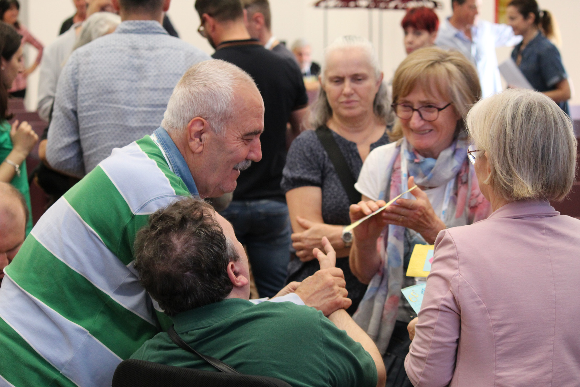 Le sedi presenti sul Territorio Nazionale della Lega del Filo d'Oro hanno aperto le loro porte in occasione della Giornata del Sostenitore: i sostenitori hanno potuto visitare i centri. Un evento per ringraziarli per l’affetto e il supporto importante che dimostrano nei confronti di chi non vede e non sente. Sostenitori che salutano un nostro utente.