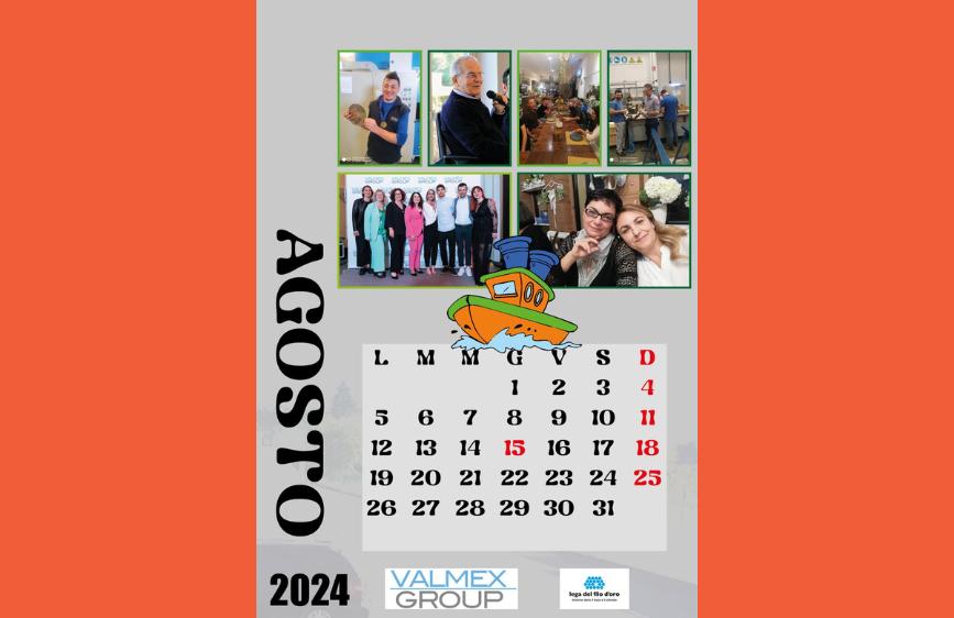 Pagina del calendario di agosto 2024 con foto di gruppo e momenti conviviali. Al centro un disegno di barchetta e in basso i loghi di Valmex Group e Lega del Filo d’Oro