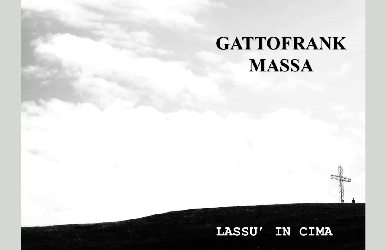 Copertina in bianco e nero con cielo nuvoloso e una collina con croce in ferro; titolo “Lassù in cima” e nomi “Gattofrank” e “Massa” in alto a destra. 