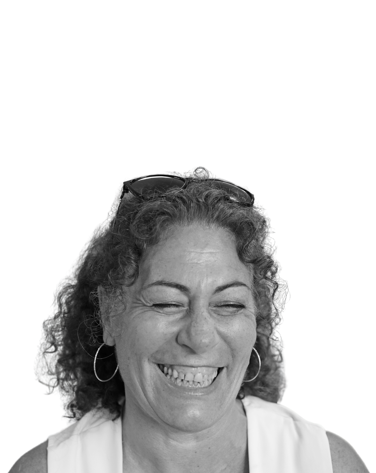 Foto in bianco e nero di Matilde in primo piano, sorridente.