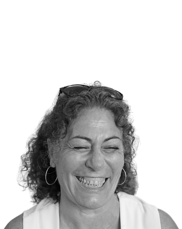 Foto in bianco e nero di Matilde in primo piano, sorridente.