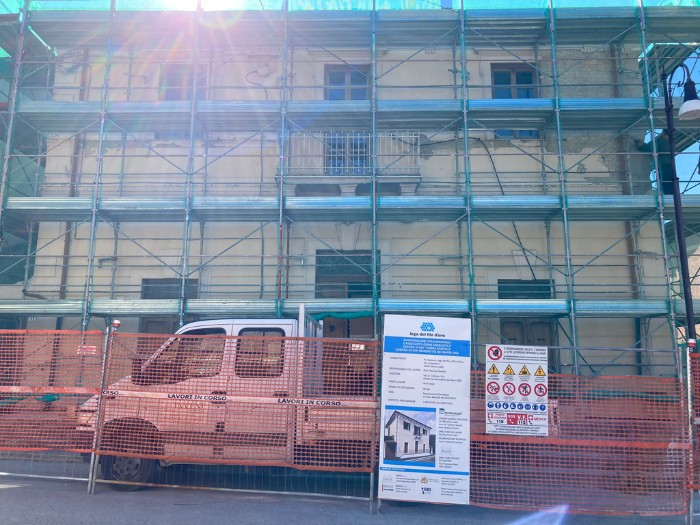 Impalcature esterne sono state installate per il rinnovo di una delle sedi della Lega del Filo d'Oro, con il cantiere aperto e i lavori in corso. Un progetto di miglioramento e modernizzazione delle strutture. 