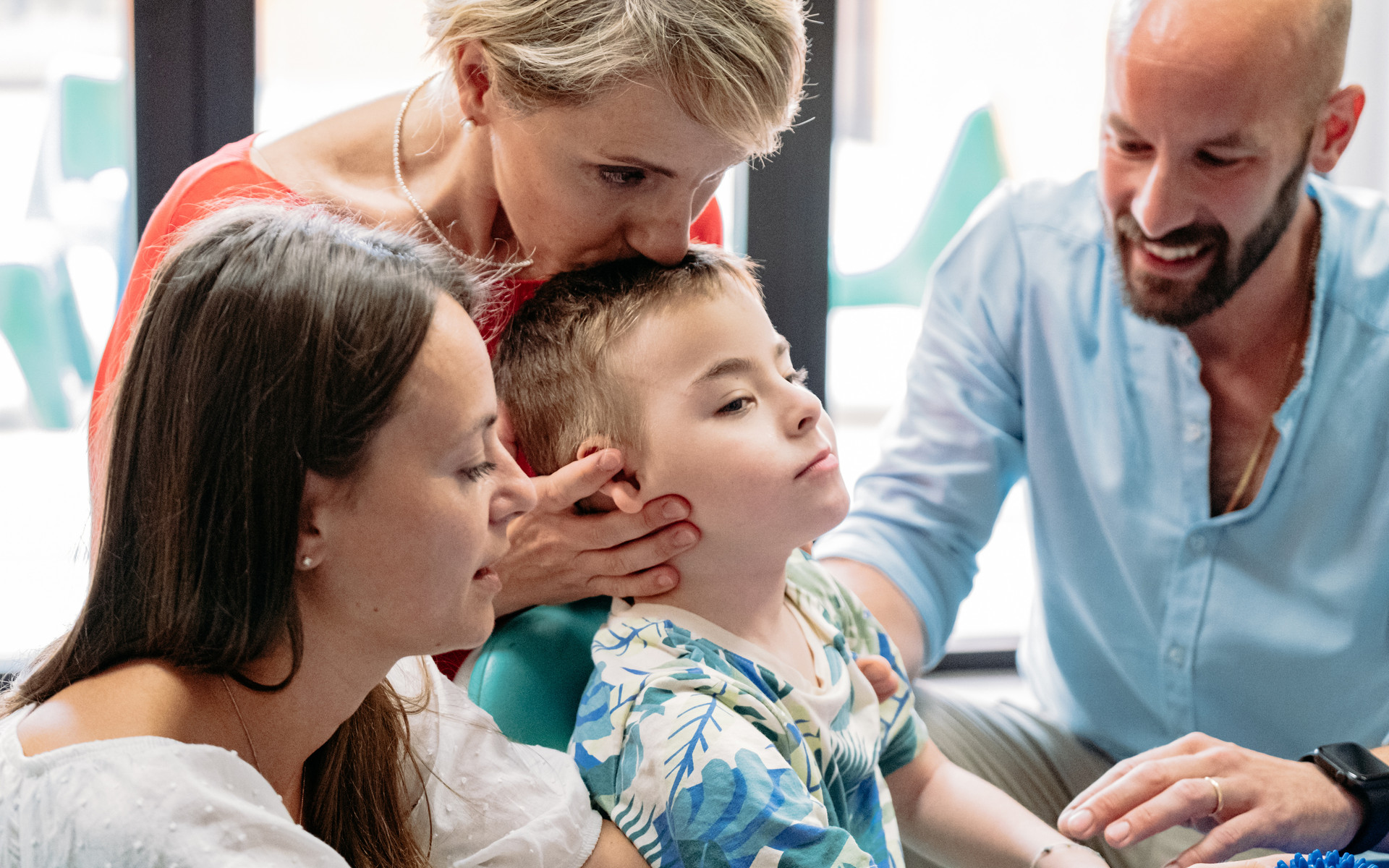 Edoardo insieme a mamma Caterina, papà Giovanni e Manola, una delle educatrici che lo segue nel suo percorso educativo-riabilitativo