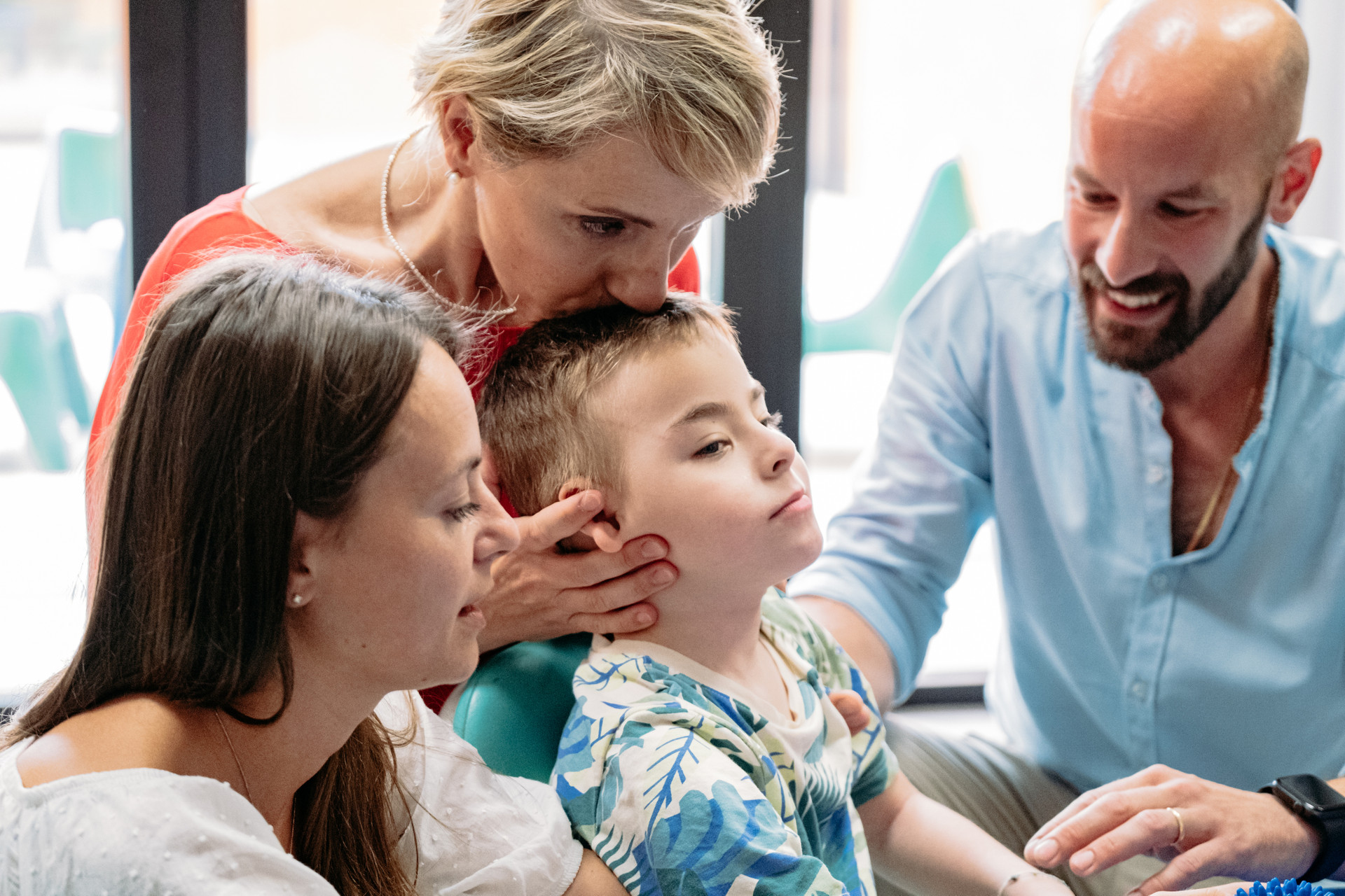 Edoardo insieme a mamma Caterina, papà Giovanni e Manola, una delle educatrici che lo segue nel suo percorso educativo-riabilitativo