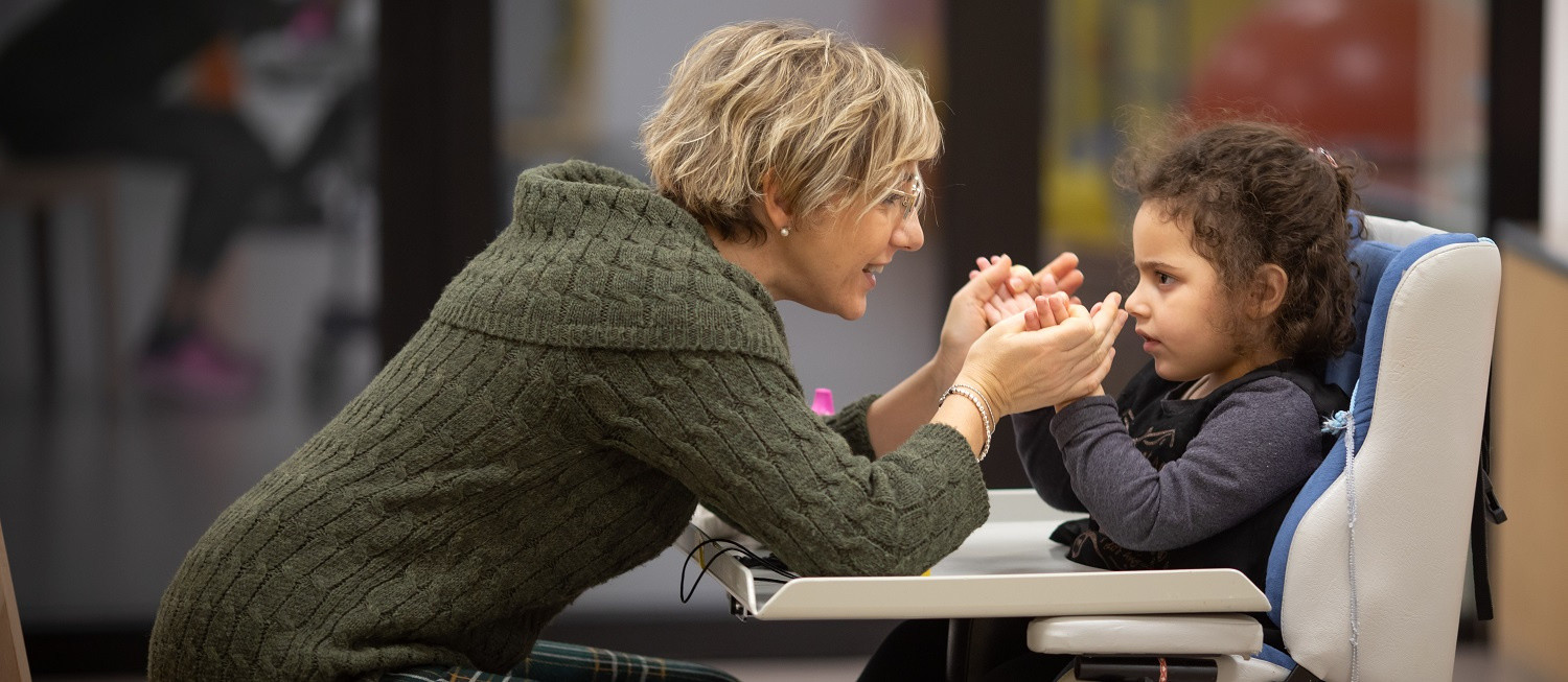 Una piccola ospite gioca con la sua educatrice