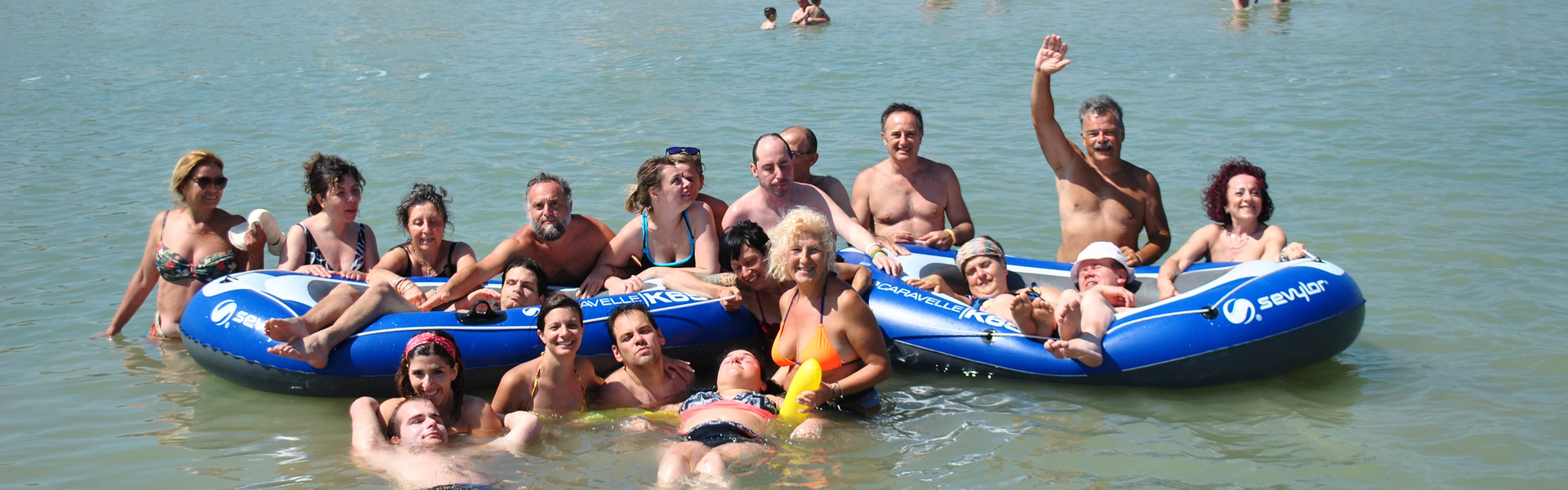 Foto di gruppo al mare