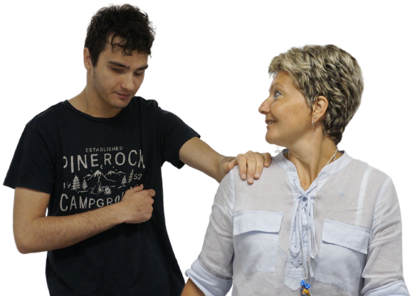 Francesco maiolini, un nostro utente cammina accompagnato dalla sua educatrice.