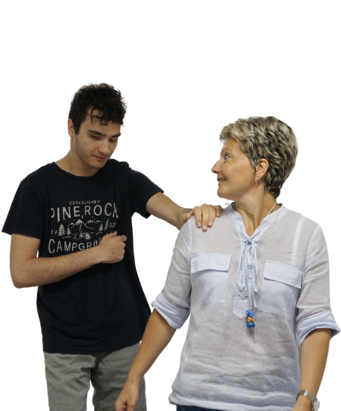 Francesco, un nostro utente, cammina accompagnato dalla sua educatrice tenendole una mano sulla spalla.