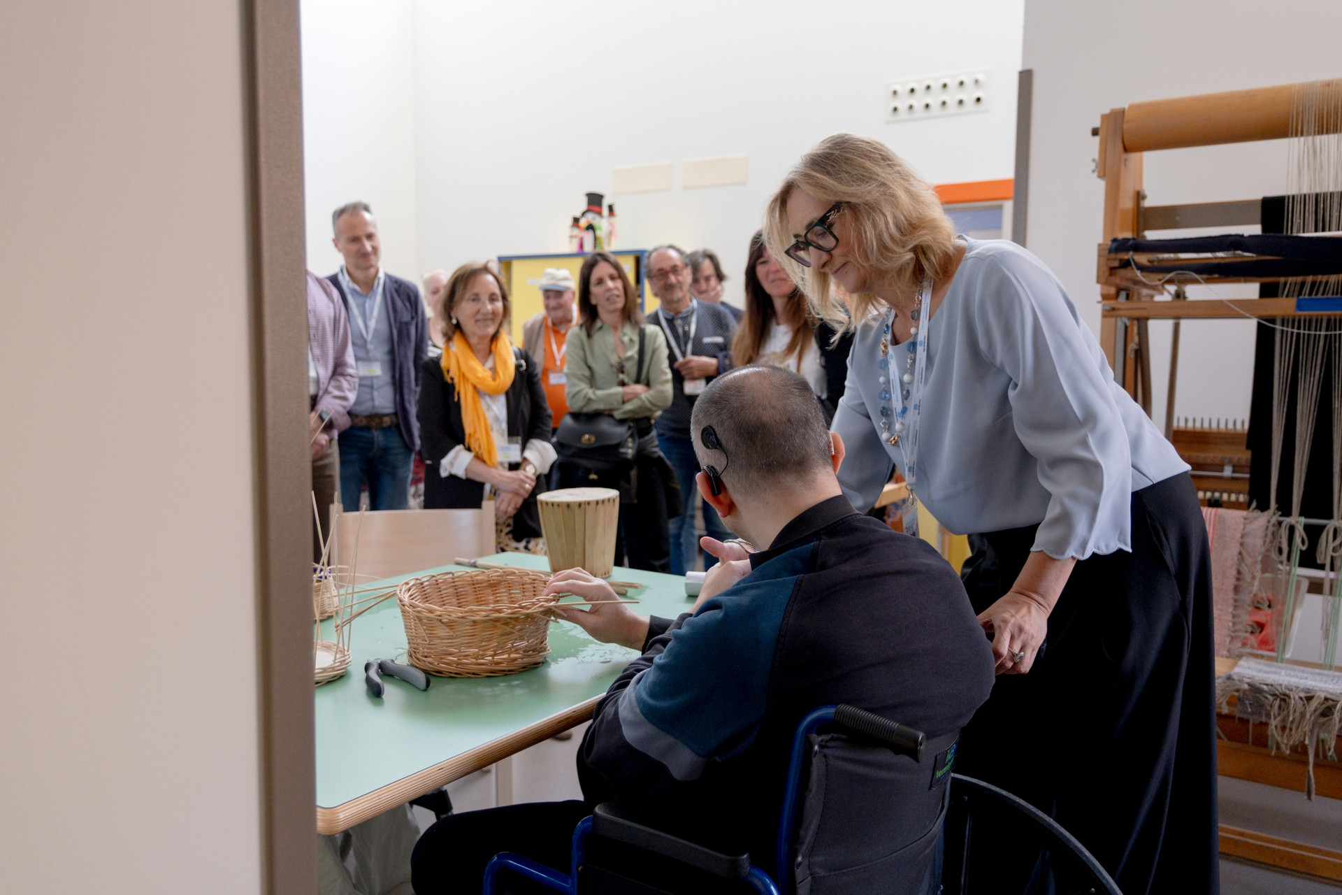  Osimo - i sostenitori osservano gli ospiti al lavoro in cestineria