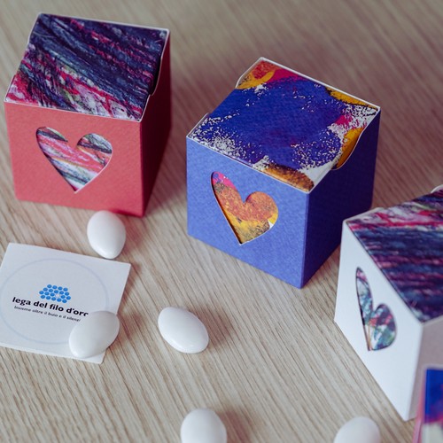 Gruppo di Bomboniere Cubo Pop con il loro biglietto personalizzabile. Le bomboniere sono Rossa, Blu e Bianca 10