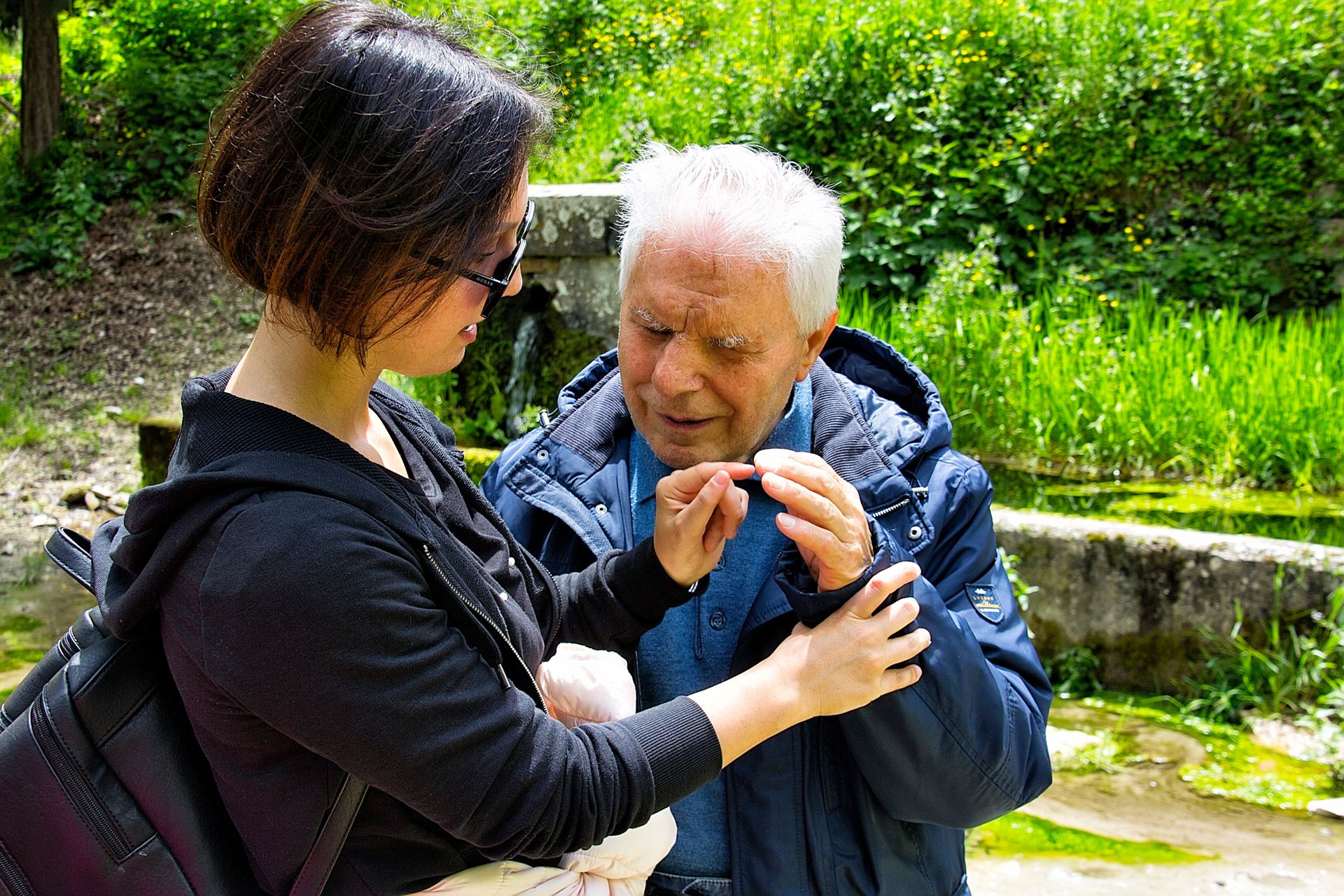 Volontaria comunica in malossi con Angelo, utente anziano del Centro di Osimo. La foto è scattata nel corso di un'uscita in mezzo alla natura