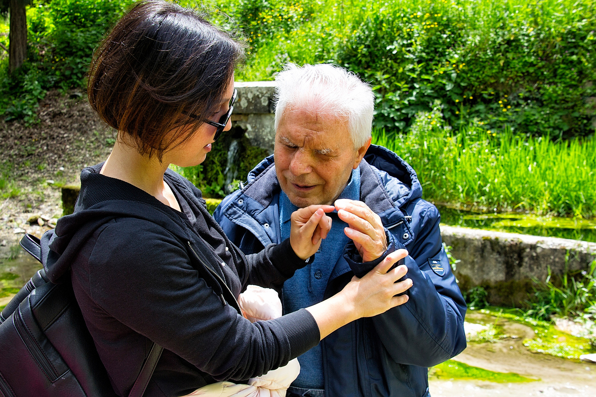 Volontaria comunica in malossi con Angelo, utente anziano del Centro di Osimo. La foto è scattata nel corso di un'uscita in mezzo alla natura