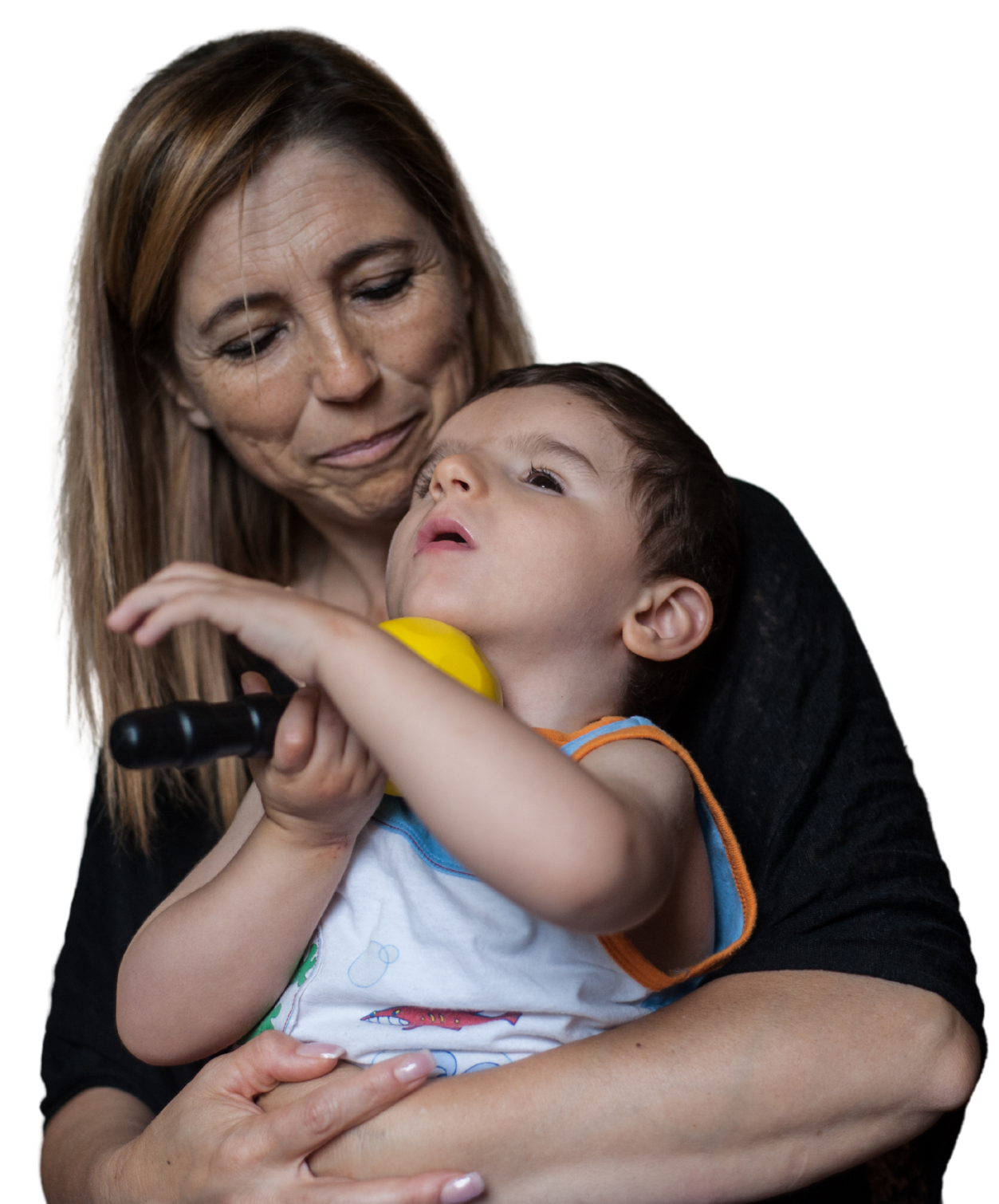 Mamma Antonella tiene in braccio Nicolò (bambino seguito dalla Lega del Filo d'Oro). Lo guarda con un sorriso di tenerezza.