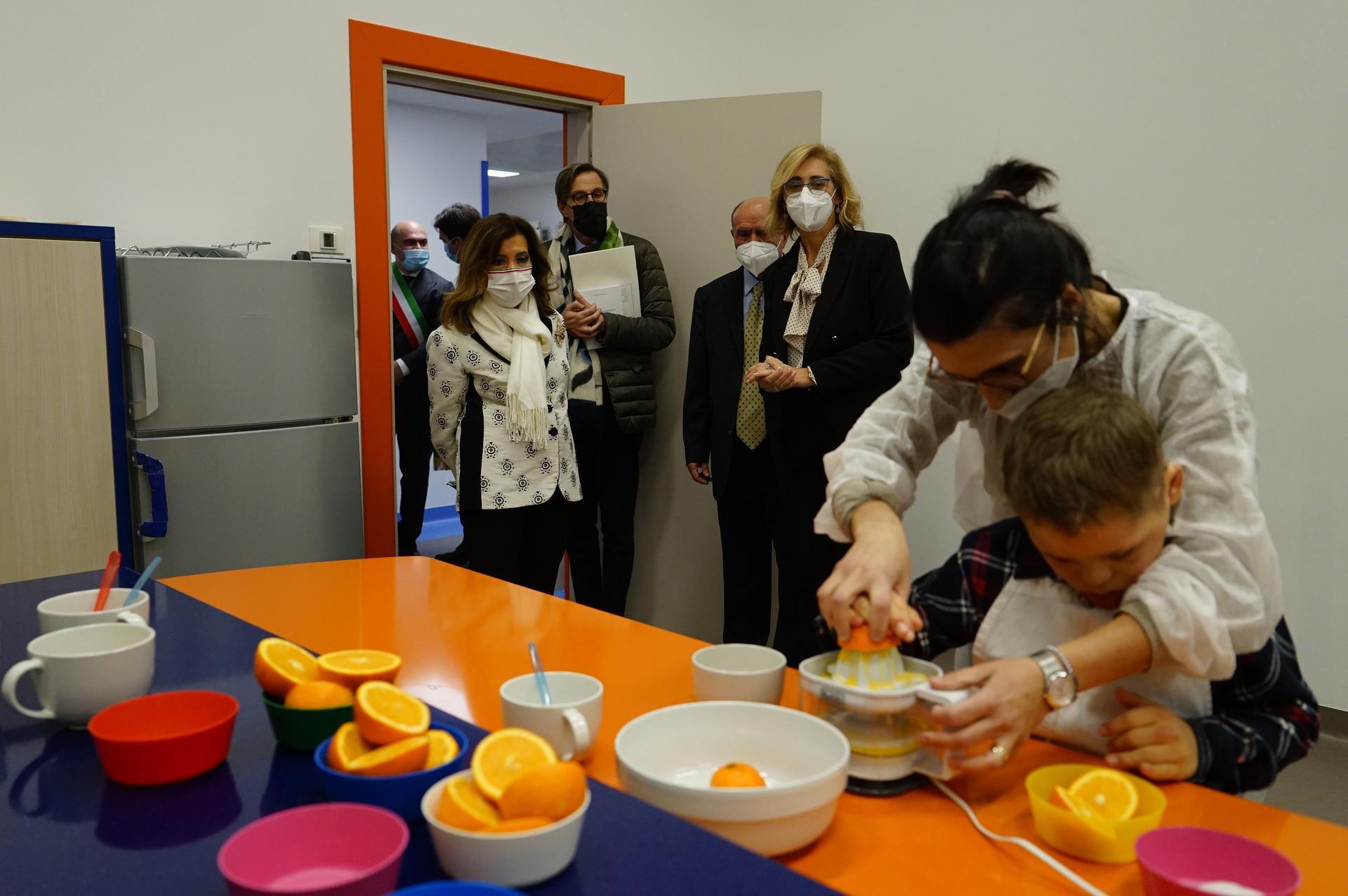  Maria Elisabetta Alberti Casellati e il Presidente Acquaroli ospiti alla Lega osserva un piccolo utente insieme all'educatrice