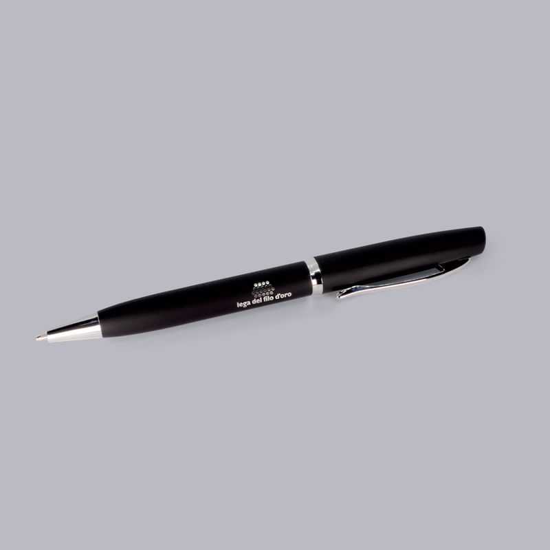 Penna soft-touch nera con logo Lega del Filo d'Oro argentato