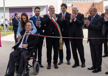 Taglio del nastro alla presenza di Mattarella, del Presidente Dott. Bartoli e delle autorità locali alla Lega del Filo d'Oro. Per l'inaugurazione del secondo lotto.