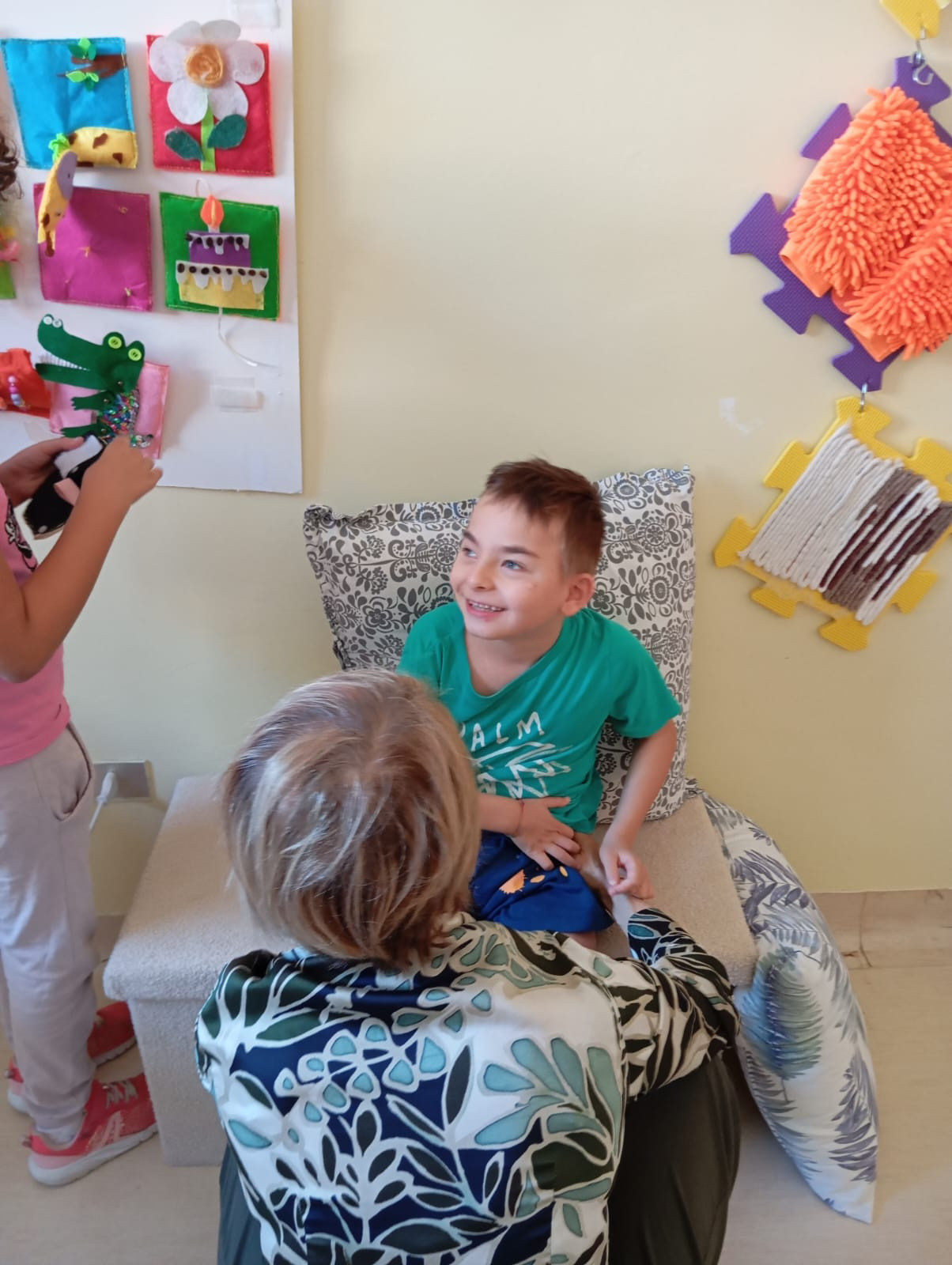 Edoardo affronta con entusiasmo il suo primo giorno di scuola, tra sorrisi e curiosità. Un momento speciale che segna l’inizio di una nuova avventura educativa.