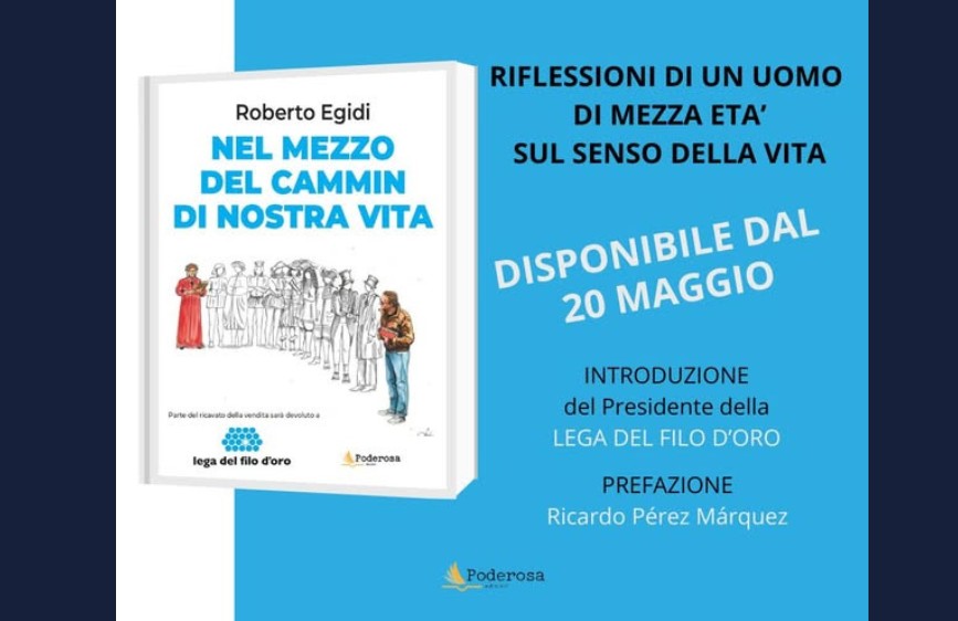 Locandina promozionale del libro “Nel mezzo del cammin di nostra vita” di Roberto Egidi, con illustrazione di una fila di persone, alcune vestite da figure storiche, religiose o professionali. Sottotitolo: “Riflessioni di un uomo di mezza età sul senso della vita”. Testo: “Disponibile dal 20 maggio”. L’introduzione è del Presidente della Lega del Filo d’Oro, prefazione di Ricardo Pérez Márquez. Parte del ricavato sarà devoluto alla Lega del Filo d’Oro. In basso, loghi della Lega del Filo d’Oro e della casa editrice Poderosa. Sfondo azzurro e blu scuro. 
