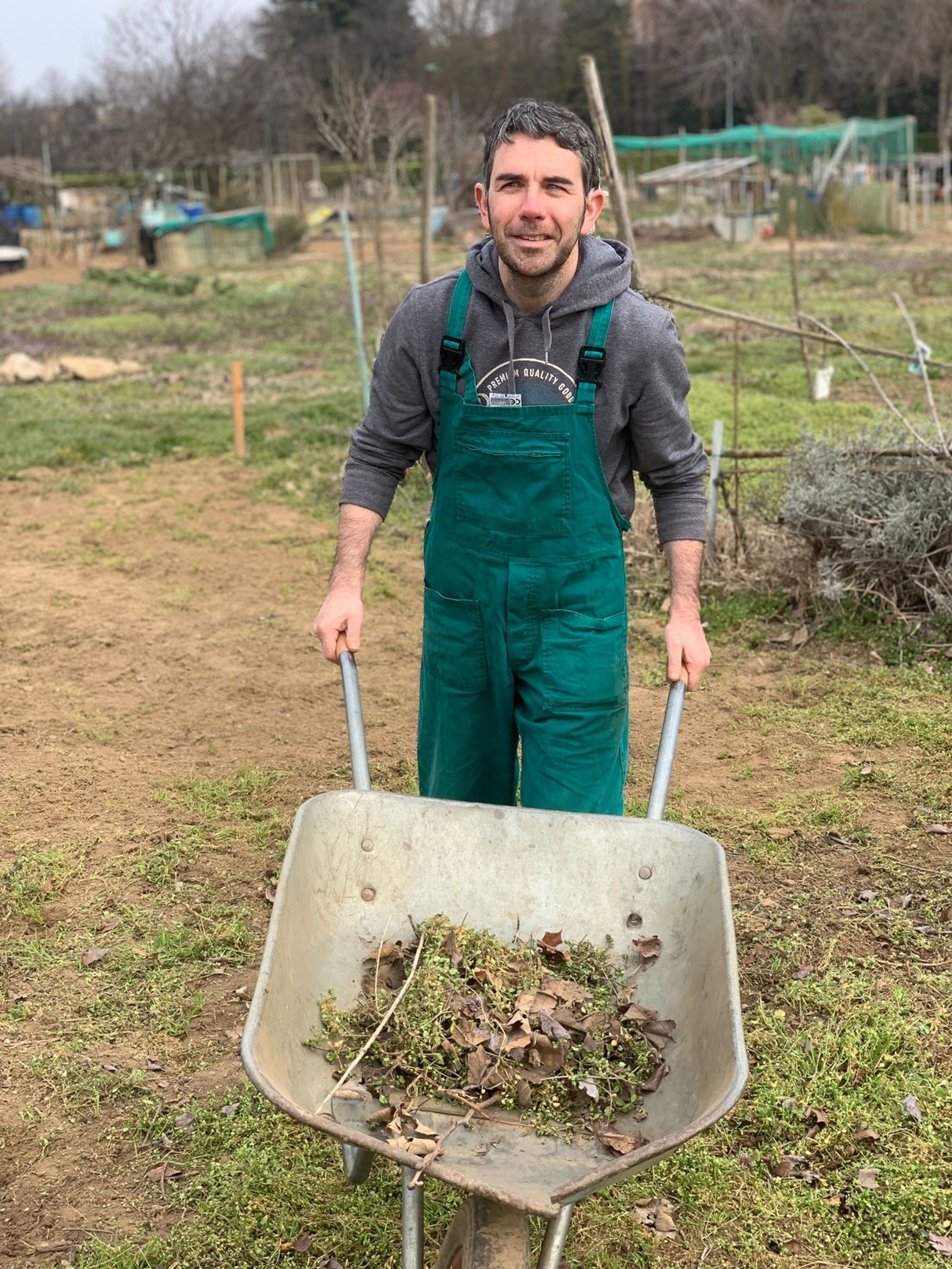 Stefano ha creato il suo piccolo orto e, giorno dopo giorno, lo coltiva con dedizione e passione.