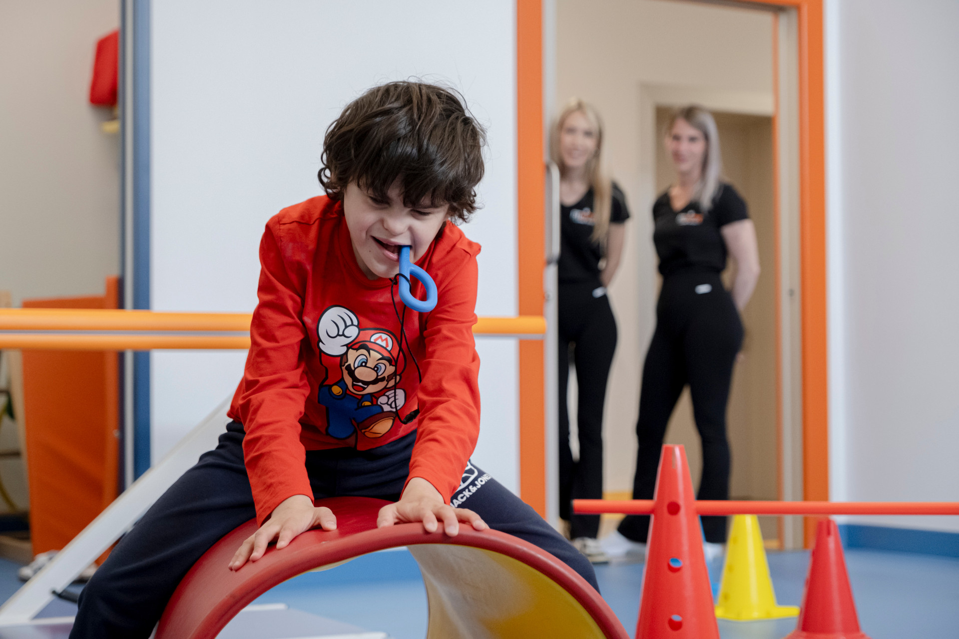 Agostino, utente della Lega del Filo d'Oro, in palestra al Centro Nazionale di Osimo, durante un'attività di fisioterapia. 
