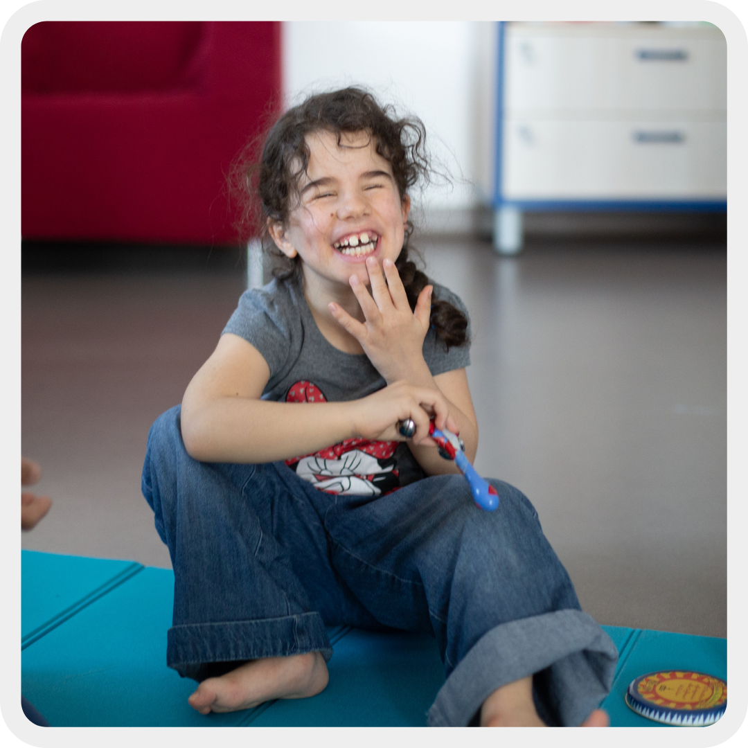 Giulia sorride durante il gioco