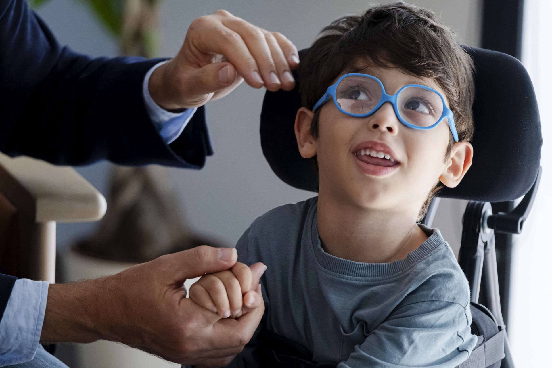 Il 10 Luglio a Milano è stato presentato il Bilancio Sociale 2024 della Lega del Filo d'Oro. Nell'immagine di copertina della brochure c'è Nicola, bambino utente seguito dalla Fondazione. La foto lo ritrae seduto nella sua sedia a rotella che sorride mentre Neri Marcorè lo accarezza.