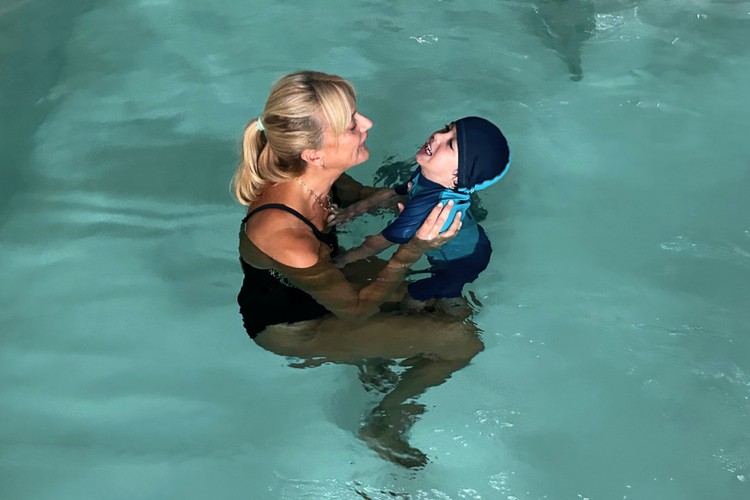 Nicola in piscina fa terapia insieme alla sua fisioterapista