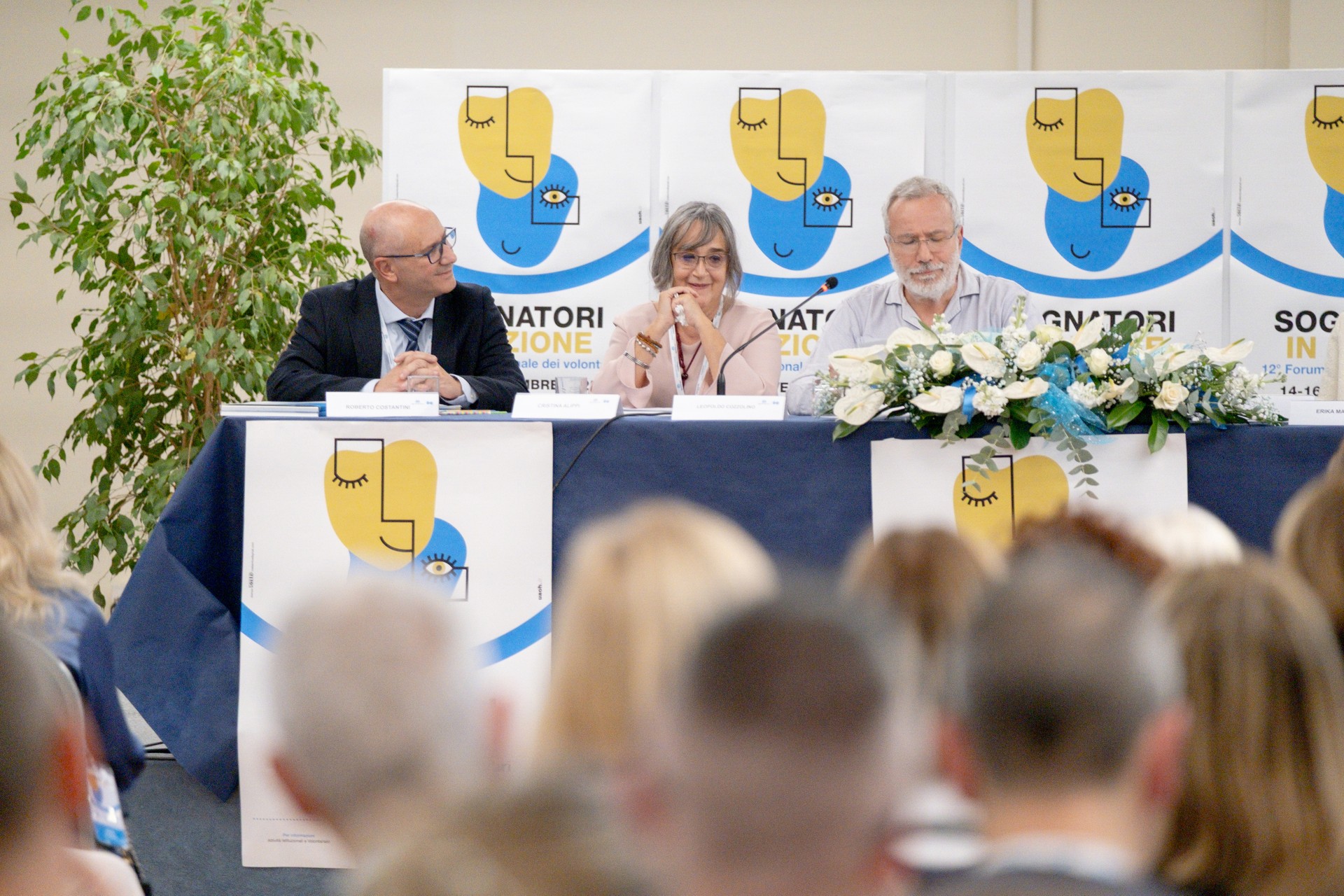 Cristina, operatrice del Centro di Lesmo, e Poldo, operatore della sede di Napoli, condividono la loro testimonianza durante il Forum dei Volontari. Un momento di confronto, esperienza e partecipazione dedicato al valore dell’inclusione e del volontariato.